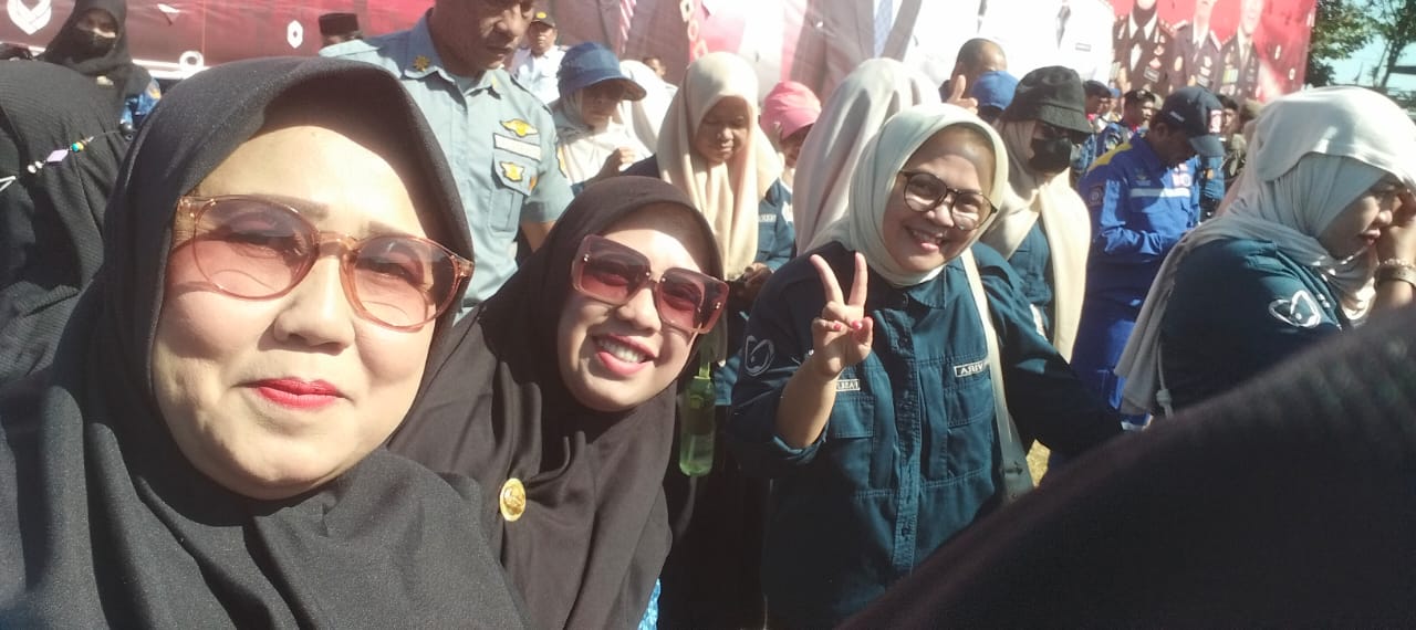 Semangat Perjuangan 45, Staf Kelurahan Lembang Khidmat Ikuti Detik-Detik Proklamasi di Pantai Seruni